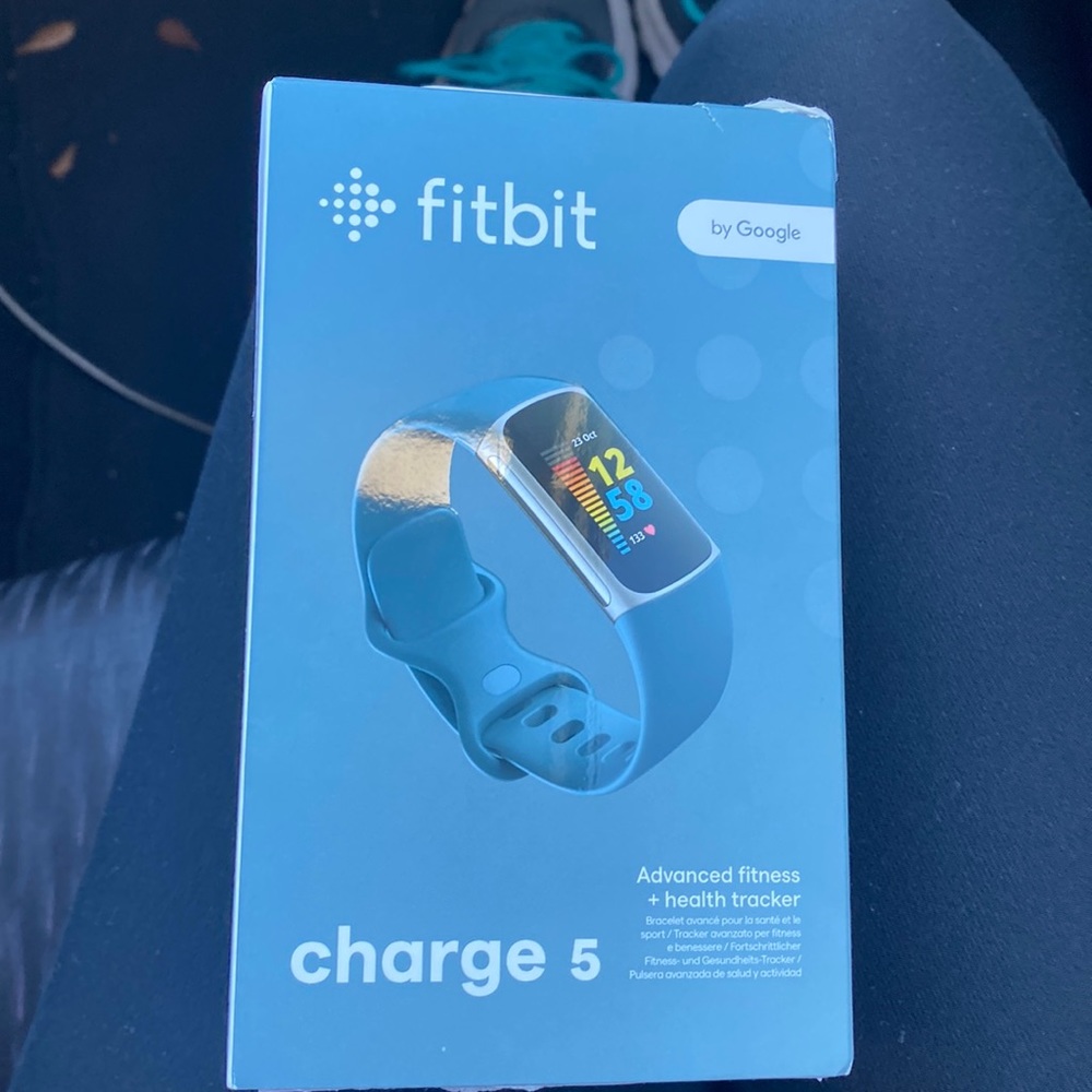 FITBIT CHARGE FIVE.